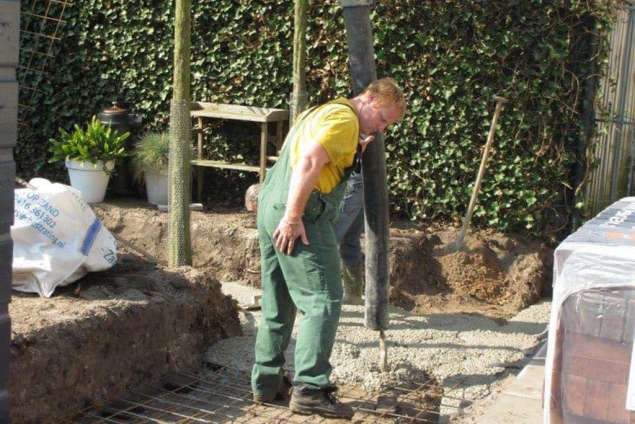 storten van een fundering voor een tuinmuur en de vijverbak in Dongen